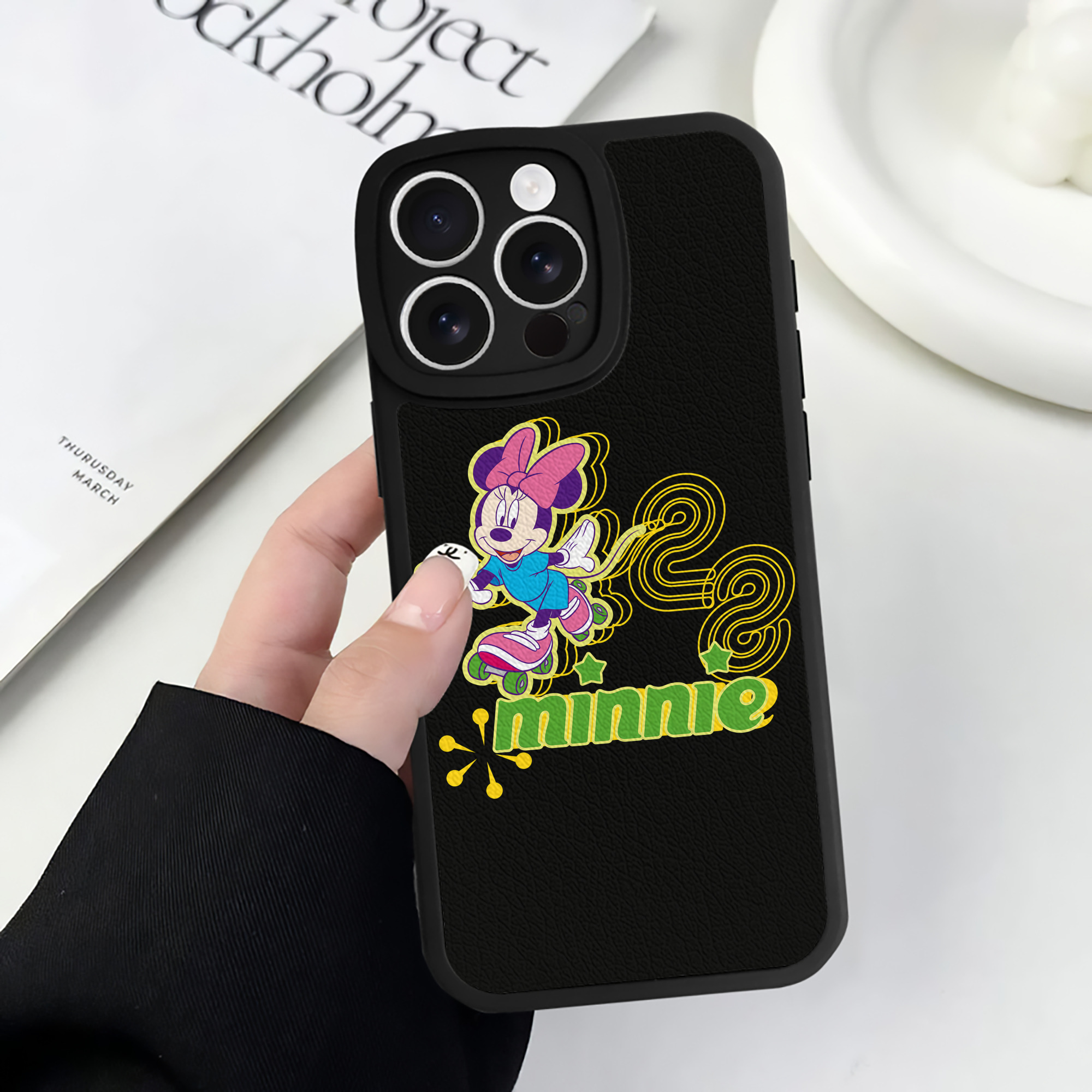 （画像用） ミッキーマウス Mickey Mouse 【iPhone 16シリーズ対応】シリコンスマホケース（レザー調） 材質：シリコン